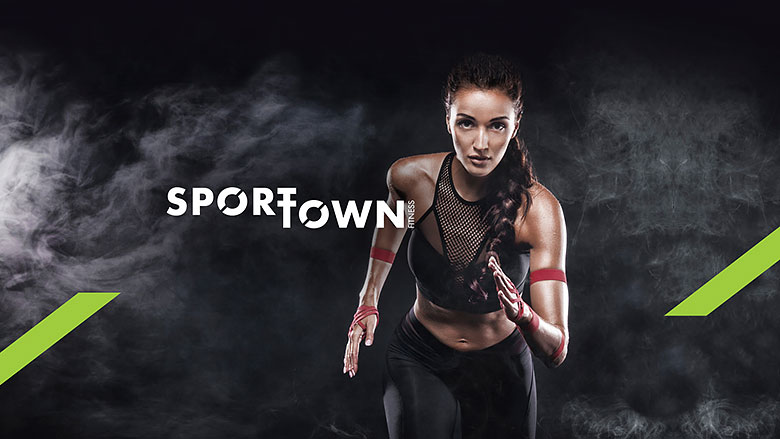 Спортивная девушка бежит на фоне надписи SportTown Fitness