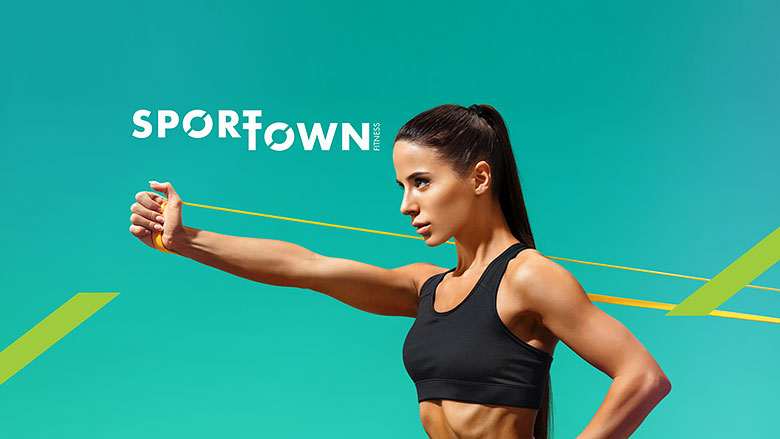Спортивная девушка на фоне с надписью SportTown Fitness