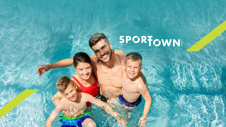 Семья с 2 мальчиками в бассейне на фоне надписи SportTown