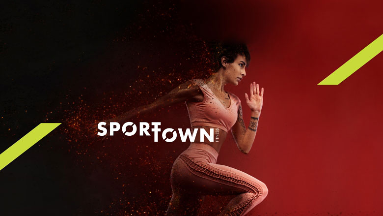 Девушка бежит на фоне надписи SportTown