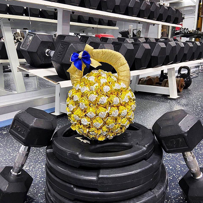 Гиря из конфет в золотой обертке в фитнес-клубе Здоровая нация