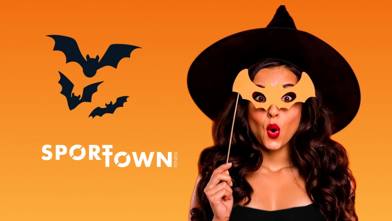 Девушка в косюме для Хеллоуина на фоне надписи SportTown