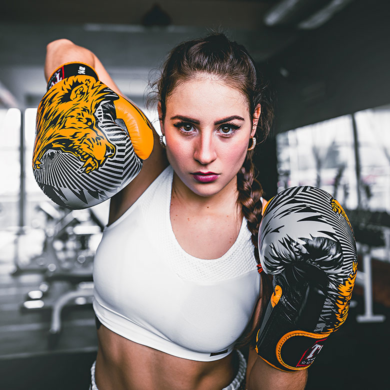 Девушка в боксерских перчатках в фитнес-клубе Здоровая нация