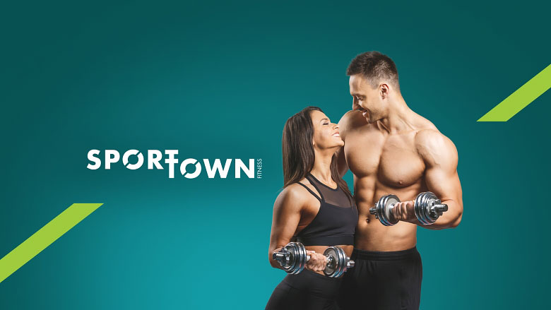 Спортивные девушка и парень с гантелями на фоне надписи Sporttown fitness